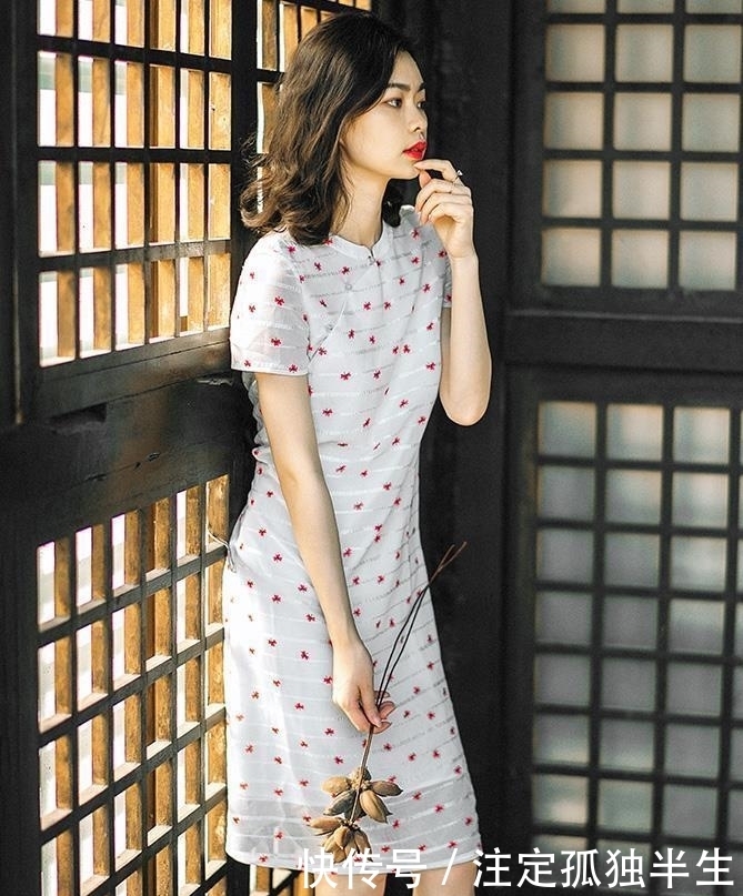 比包|比包臀裙端庄,比蛋糕裙显瘦!今夏流行的是“旗袍裙”,真优雅