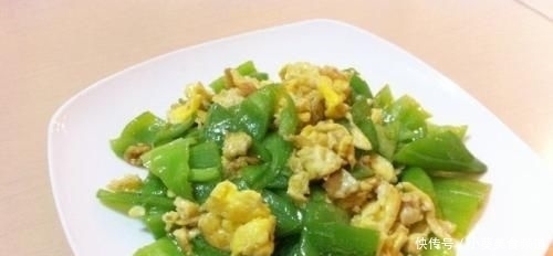  小编知道|青椒炒蛋先放青椒还是先放蛋？很多人不知道，难怪鸡蛋不嫩不入味