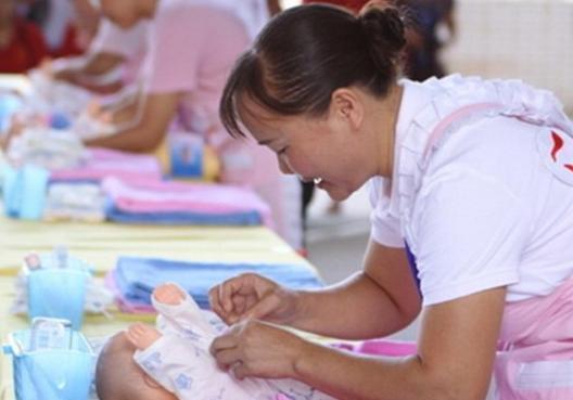  转身|月嫂回房后感觉不妙，抱起孩子转身就跑，事后父母奖励她3万块