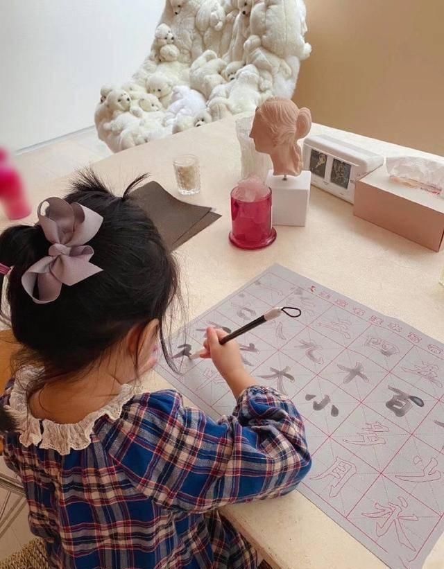 写字|跑男星二代:陈赫女儿写字,王祖蓝女儿荡秋千,包贝尔女儿太搞怪