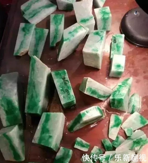  翡翠|缅商要价300万的翡翠原石，一刀切开高兴地跳起来！
