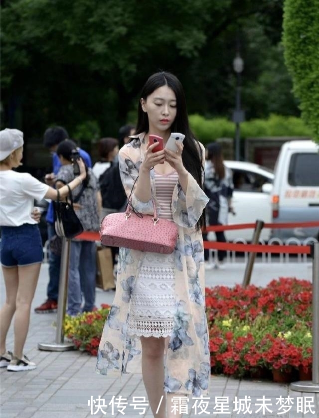 搭配|秋天穿一条薄纱长衫,清凉优雅,搭配尖头细跟鞋更显精致