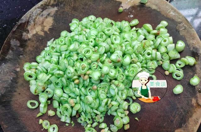  特香|三伏天，遇到此菜别手软，钙是南瓜4倍，煎蛋吃特香，现在正当季