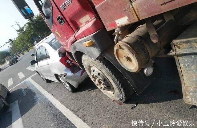  遭大|吉利帝豪遭大货车严重追尾，车主：这质量有点吓人啊！