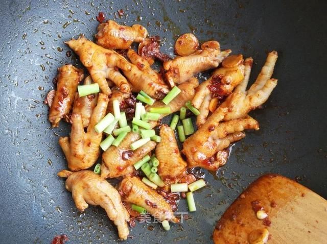  切成|这样做鸡爪真的太好吃了，越吃越上头！你们一定要试试看！