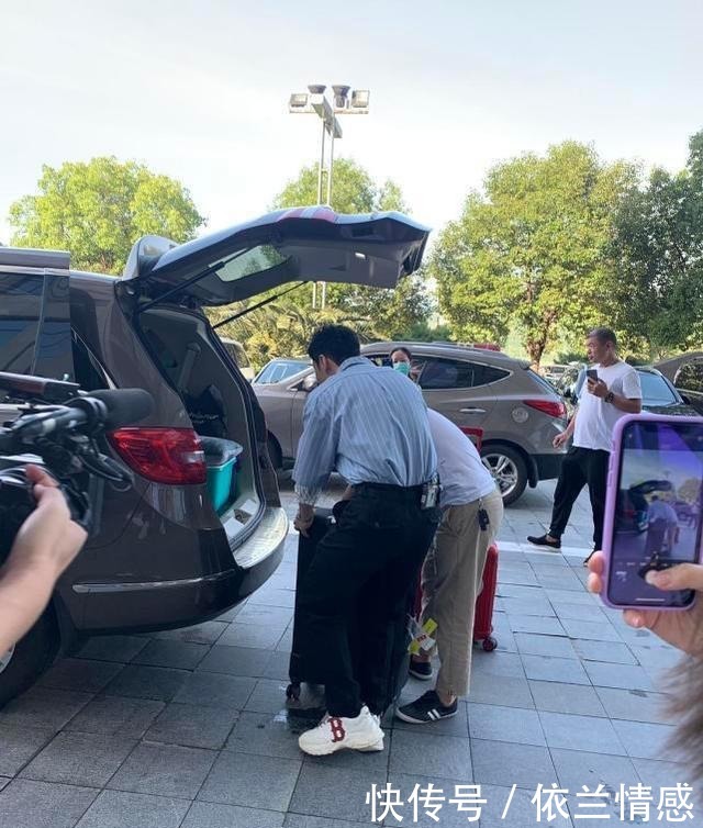 身高|黄晓明《中餐厅》路透曝光,身材高大却被发现穿鞋底超厚运动鞋