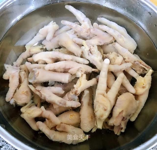  切成|这样做鸡爪真的太好吃了，越吃越上头！你们一定要试试看！