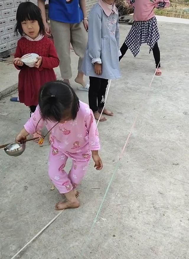 轻盈|小女孩端着饭碗“跳皮筋”,动作灵活轻盈,网友一看就是个高手