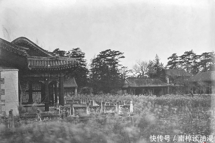 断壁残垣|晚清老照片:被英法联军焚毁之后的圆明园,断壁残垣荒草丛生