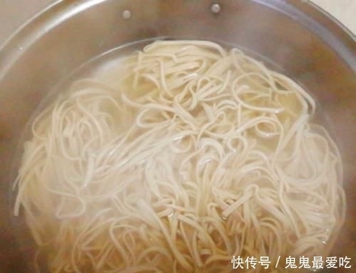 豆腐皮|最简单快手的下酒菜:凉拌豆腐皮,5分钟上桌,香辣爽口很下饭