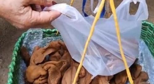 路边|老奶奶路边卖“特色小吃”,路人只看不买,顾客是你们不识货