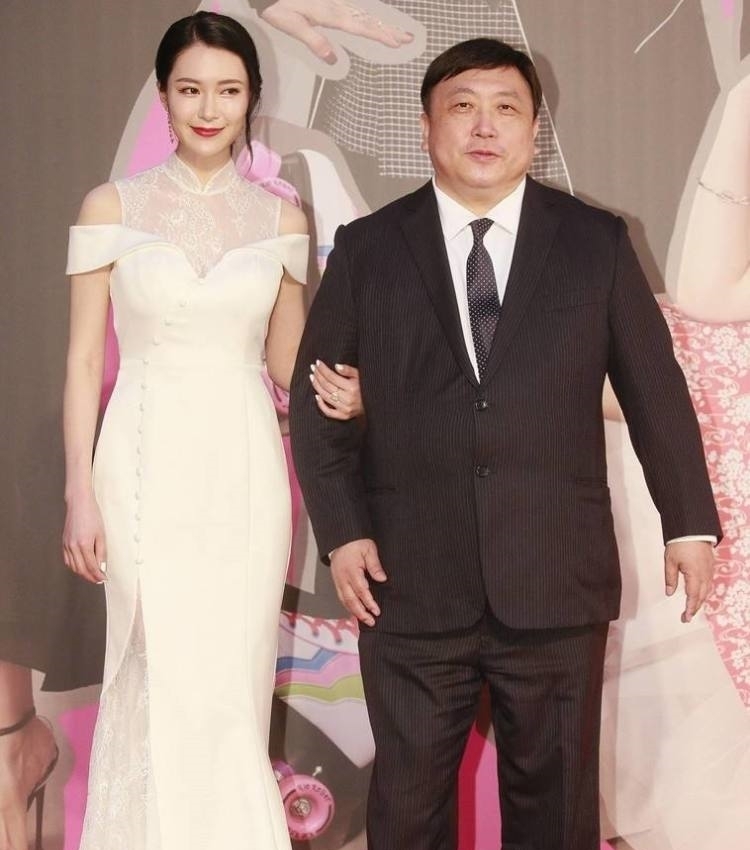  王晶|被王晶发掘时才读大二，拍3部电影狂捞31亿，今成“最美晶女郎”！