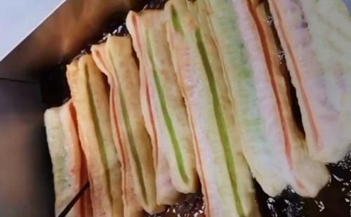 街头|大妈街头卖“另类油条”6元一根,出锅遭疯抢,路人不会买第2次