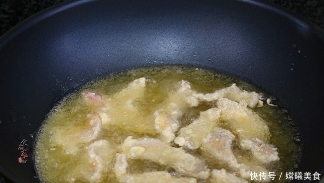  家常|这款家常开胃菜，孩子隔三差五就喊馋，酸甜香酥，连汁都不剩