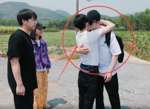  彭昱畅|黄晓明坐车离开，谁注意与张子枫的告别方式？这是对她成年的尊重