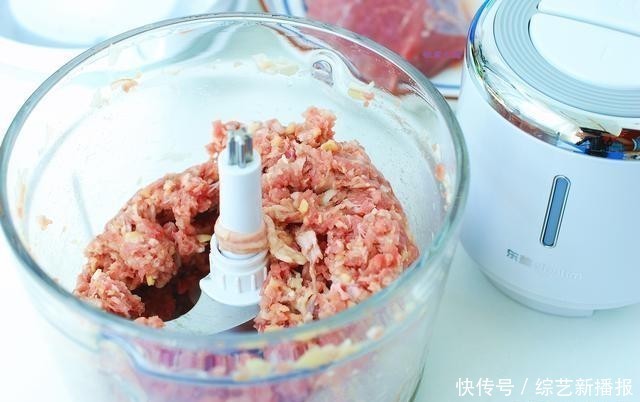 牛肉馅|跟着高级厨师做牛肉蒸饺，咬开皮儿满满都是汤汁儿，一吃就忘不了