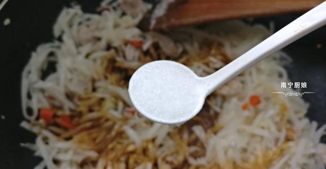  开裂|冬天干燥嘴唇容易开裂出血，常吃这蔬菜可有效缓解，好吃还不贵！