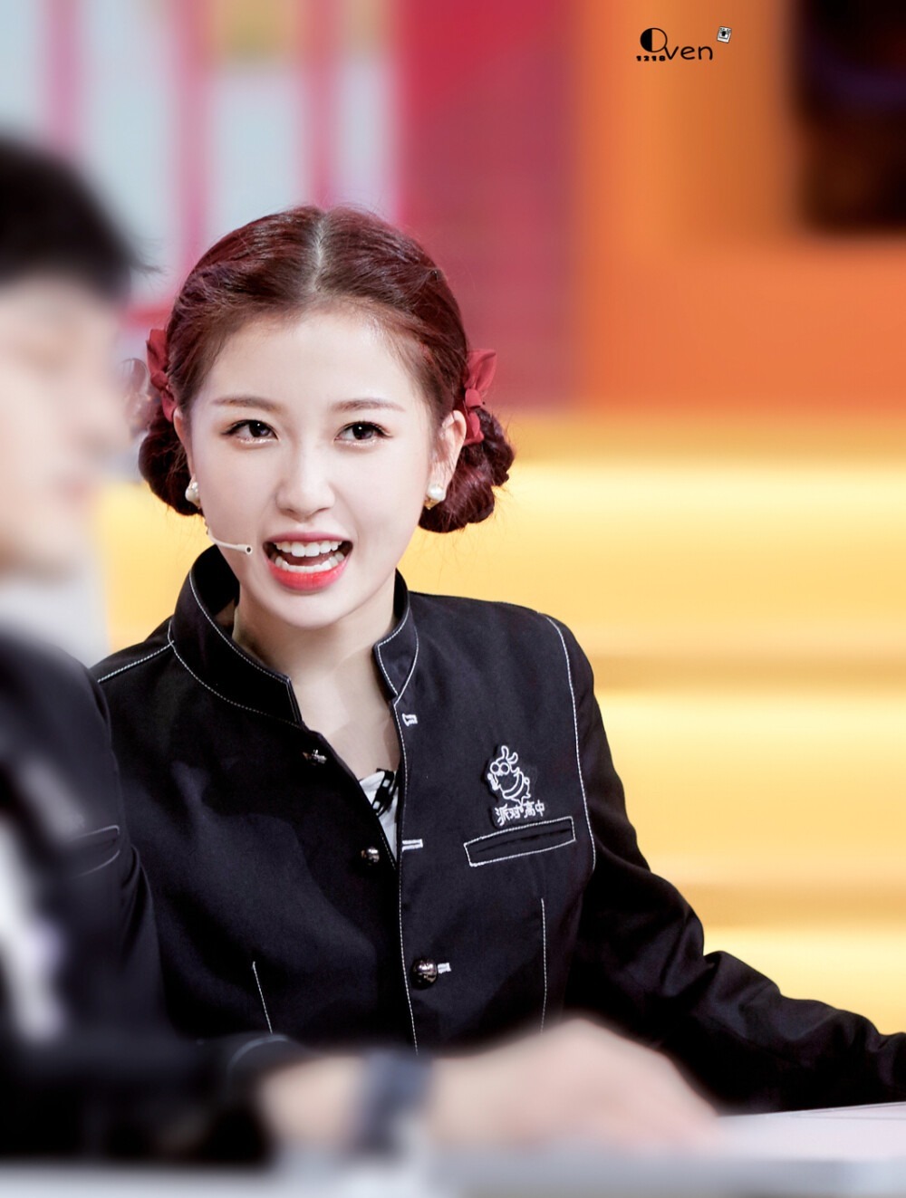 疑在|极挑工作人员夸杨超越可爱不做作,疑在内涵虞书欣,行为有点low