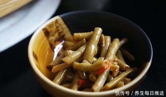 酸脆|腌豆角时,直接腌制就“废”了,少了这2步,难怪吃起来不酸脆