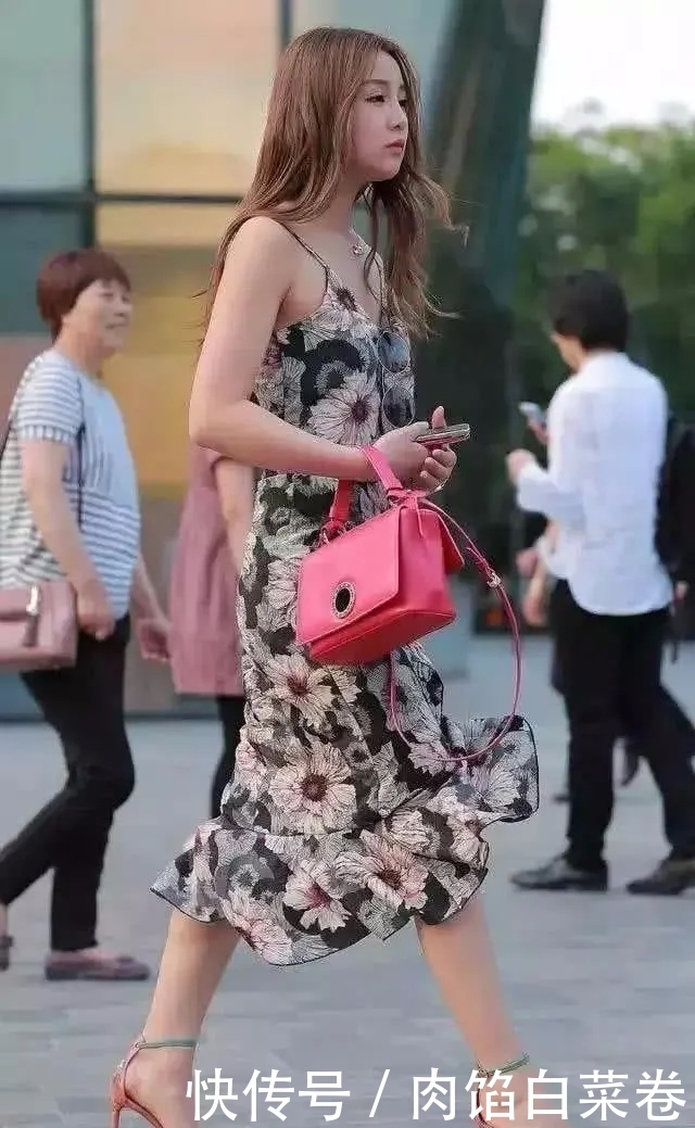 大气|路人街拍,美女穿细格纹设计的吊带紧身裙,显得大气又优雅