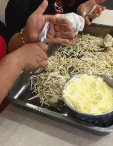 入口|搞笑GIF：小伙子，按照这个牌示，很可能这里就是入口，不要有怀疑，下去吧