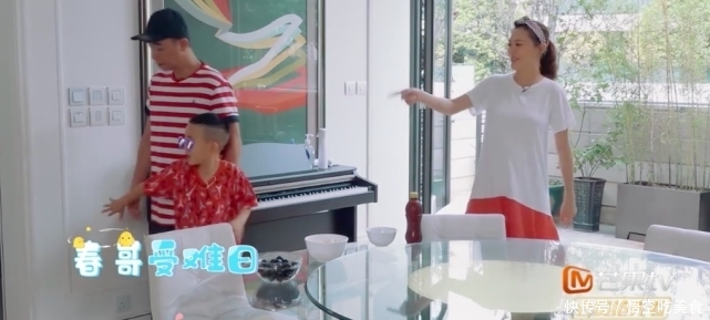 到陈小春|7岁Jasper终于翻身了,不停指挥陈小春干活,懂事举动又很暖心