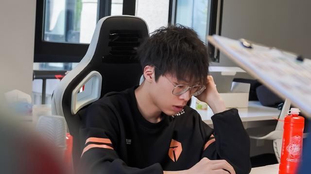 硬打|东西五五对决TES赛前海报内涵TS不发工资,评论认怂只能硬打