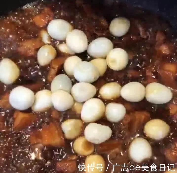 往锅中加入|祖传红烧肉做法,学会回家做,家里米饭都不够吃