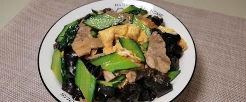 菜肴|黄瓜便宜了，做北方特色菜肴，营养又好吃，我家隔三差五做一次