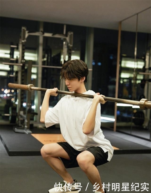  调皮|王俊凯首晒健身照，手臂与腿部线条优美，谢霆锋调皮评论：王总好