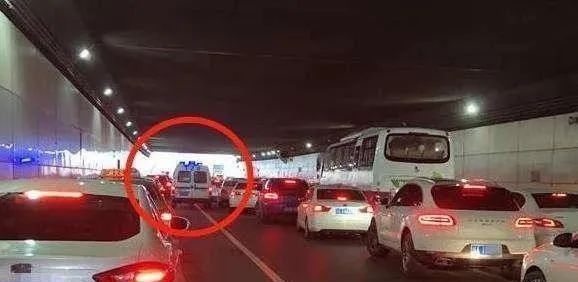 礼让|车主礼让救护车却被罚1800元扣了6分，告上法庭之后，结果出来了
