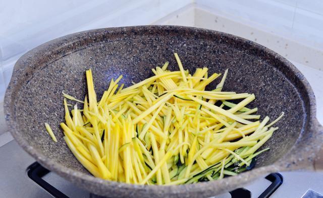 清甜|三伏天不吃这菜,到秋天就老了,炒米粉脆嫩又清甜,皮都不用去