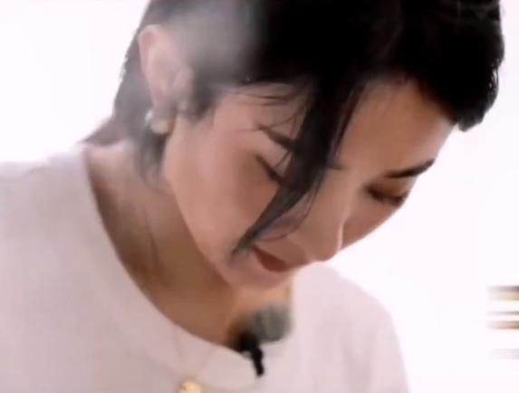 眼光|赵丽颖当帮厨热到脱妆,画面放大她的素颜后,再也不信冯绍峰的眼光