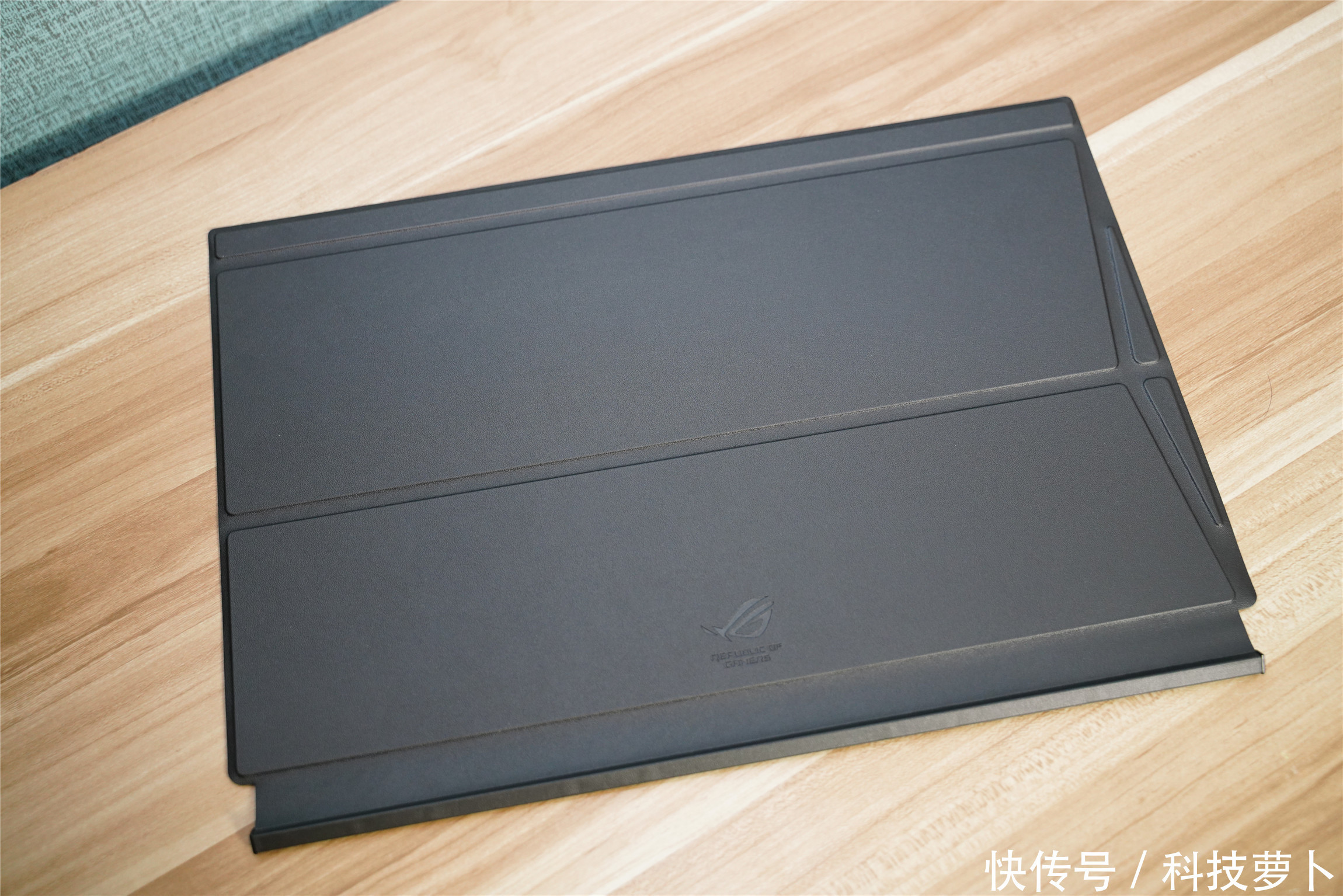  全球|全球首款240Hz+3ms电竞便携显示器，ROG XG17AHP评测