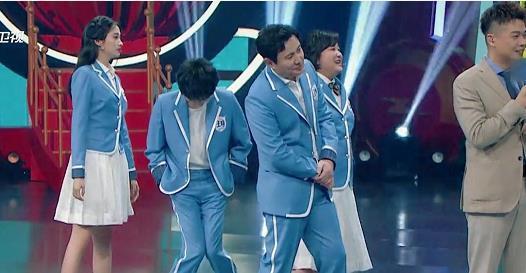 王牌|关晓彤笑场《王牌对王牌》与郑爽对唱时憋笑,被吐槽不礼貌