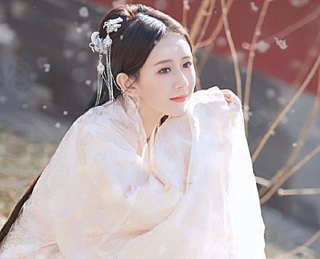 如今|还记得《变形计》的假小子吗如今长发及腰,换上古装美到不敢认