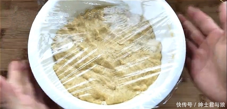 拉丝|教你真正懒人面包做法，不用揉面，不用黄油，出炉拉丝又柔软