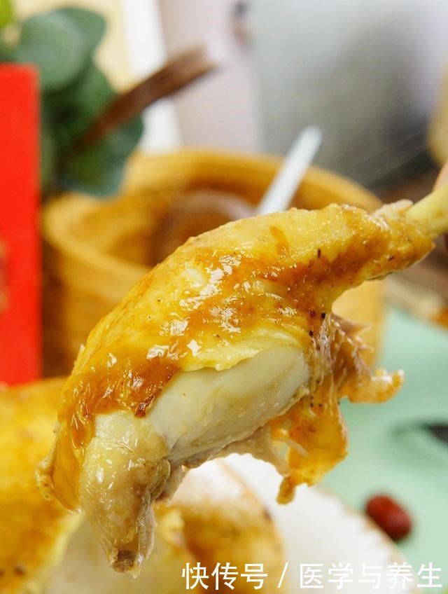 滴水|把整只鸡扔进电饭煲,不放1滴水和油,出锅香过吃烤鸡,太解馋了