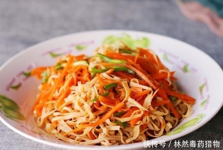  凉拌|凉拌豆腐丝，需要事先焯水吗？掌握1点技巧，豆腐丝爽滑更鲜香