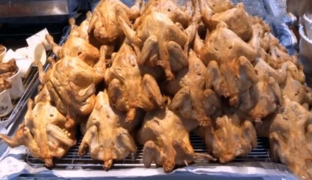 甩卖|年轻小伙甩卖“炸鸡”,15元一只,顾客排长队,邻摊谁吃谁傻