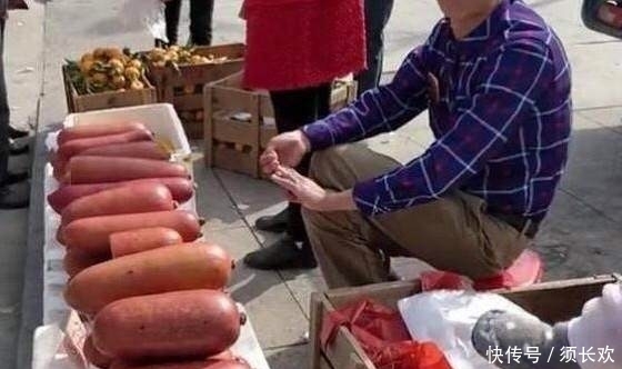 摆摊|男子摆摊卖特大“火腿肠”,路人嫌脏不想买,切开一个之后抢着买