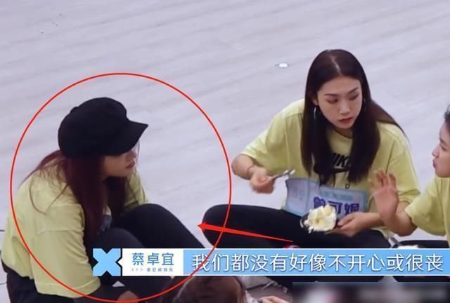  生日|蔡卓宜生日请吃蛋糕，大家都是大口大口吃，只有她一点都没碰