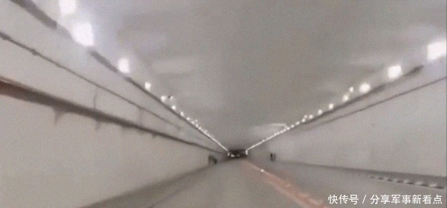 印度|印度边境山区连日降温降雪,军人苦中作乐,抱着一只黑狗又唱又跳