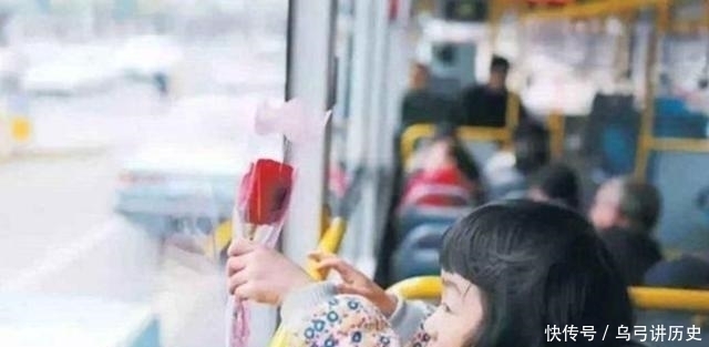 洋洋|小学生给老人让座,书包忘拿起来,老人一把摔在地上,孩子哭了