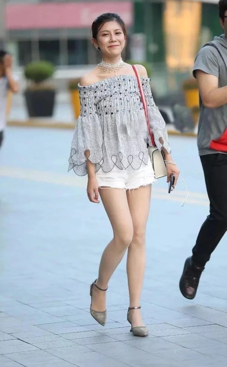 喜欢|街拍:一字肩上衣搭配牛仔短裤,小美女格外的优雅,越看越喜欢