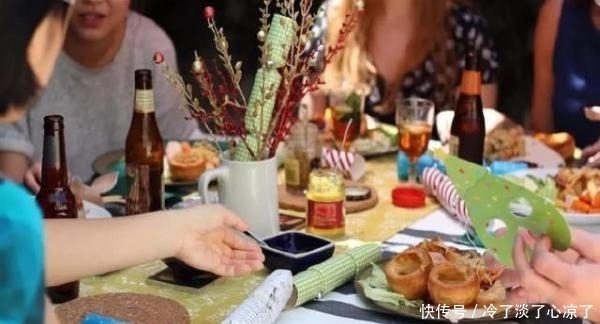 皱起|老外不认识字点了条生鱼,刚一上桌皱起眉头,切开一瞧却大开眼界