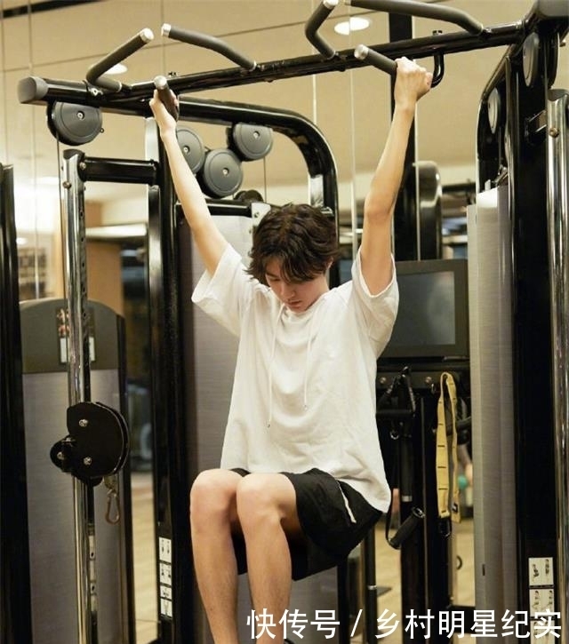  调皮|王俊凯首晒健身照，手臂与腿部线条优美，谢霆锋调皮评论：王总好
