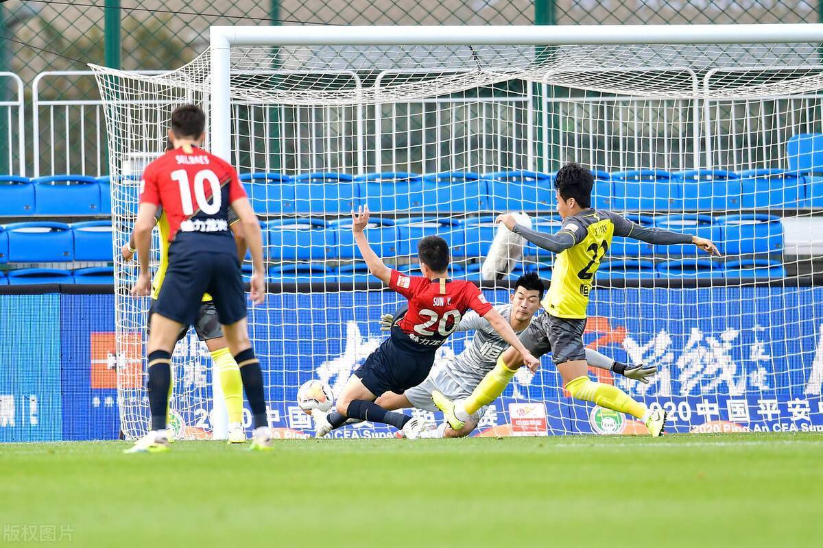 唯有|深足不敌恒大遭遇中超两连败,唯有一人表现不俗,可昂首离开