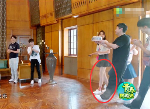  沈腾和关晓|有种“白袜腿”叫关晓彤，明明什么都没穿，却白的像有一层长筒袜