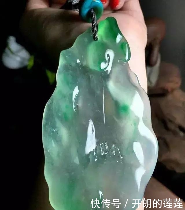 老大爷|老大爷嫌自己佩戴的翡翠水头不太好,用水一泡后,一看吓了一跳!